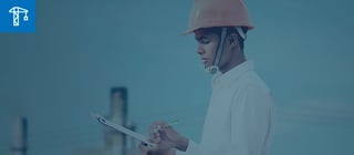 Jovem de capacete e com prancheta na mão em estágio em  construtora